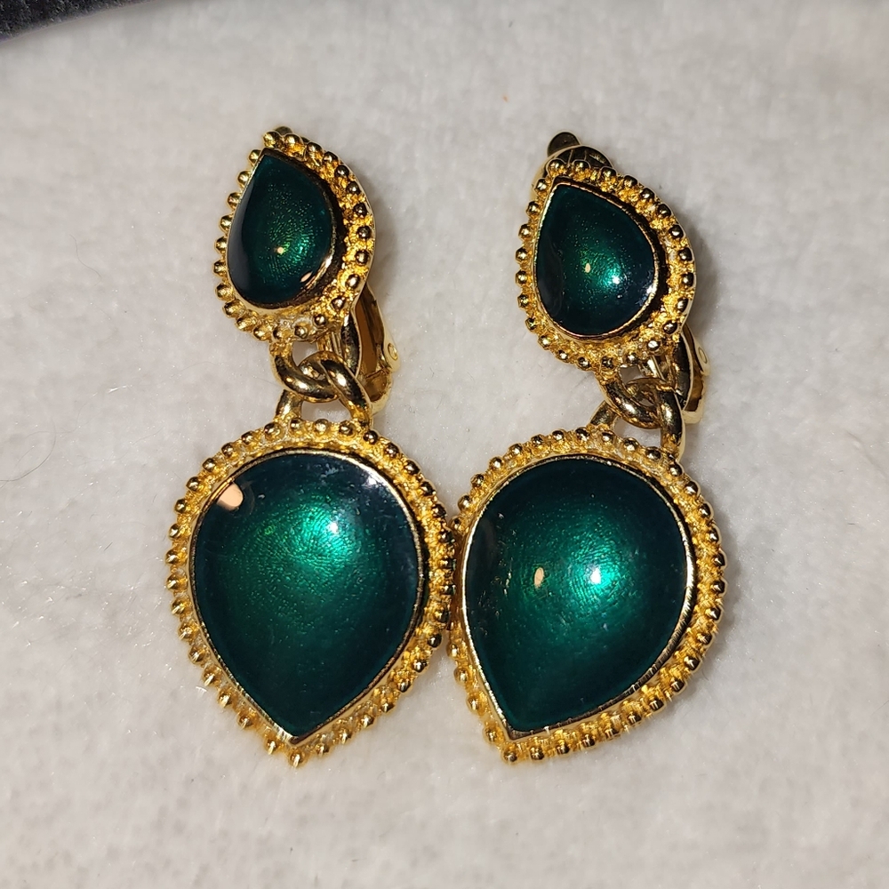 Vtg Trifari Emerald Green Teardrop Clip-On Earrings – Gold Tone Dangle Statement